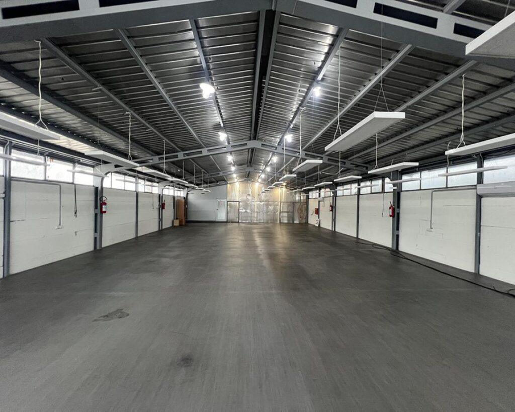 Unutrašnjost magacina za izdavanje u Rakovici — prazan skladišni prostor sa industrijskim podom i osvetljenjem