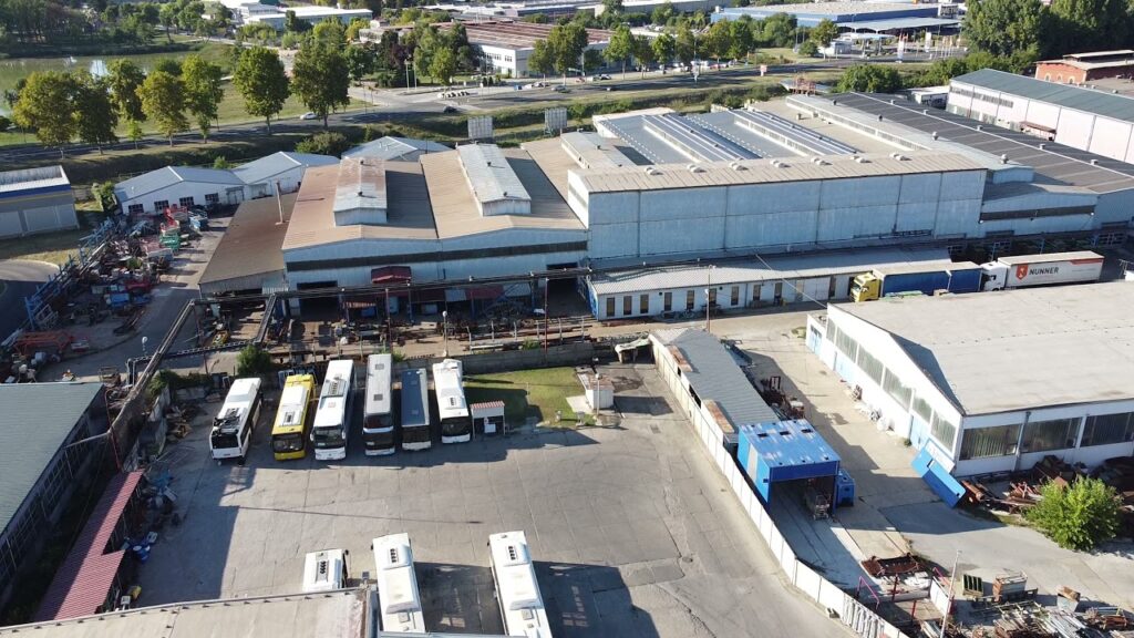 Industrijska zona Beograda sa proizvodnim pogonima i manipulativnim površinama.