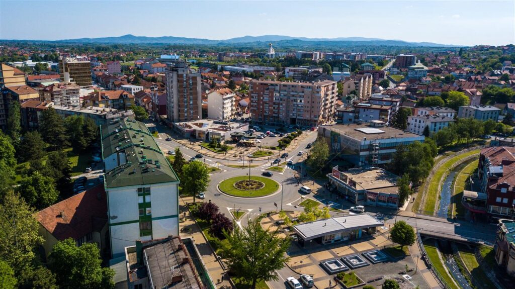 Pogled na Loznicu iz vazduha – industrijske zone i gradski centar, izdavanje magacina Loznica