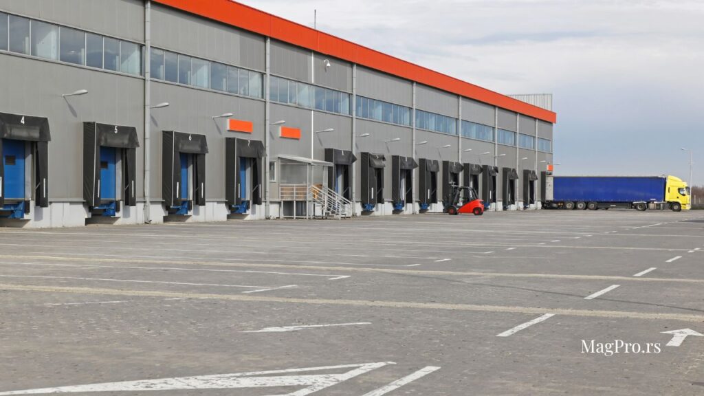 Moderna magacinska hala sa utovarnim dokovima u Beogradu, logistički centar – MagPro.rs