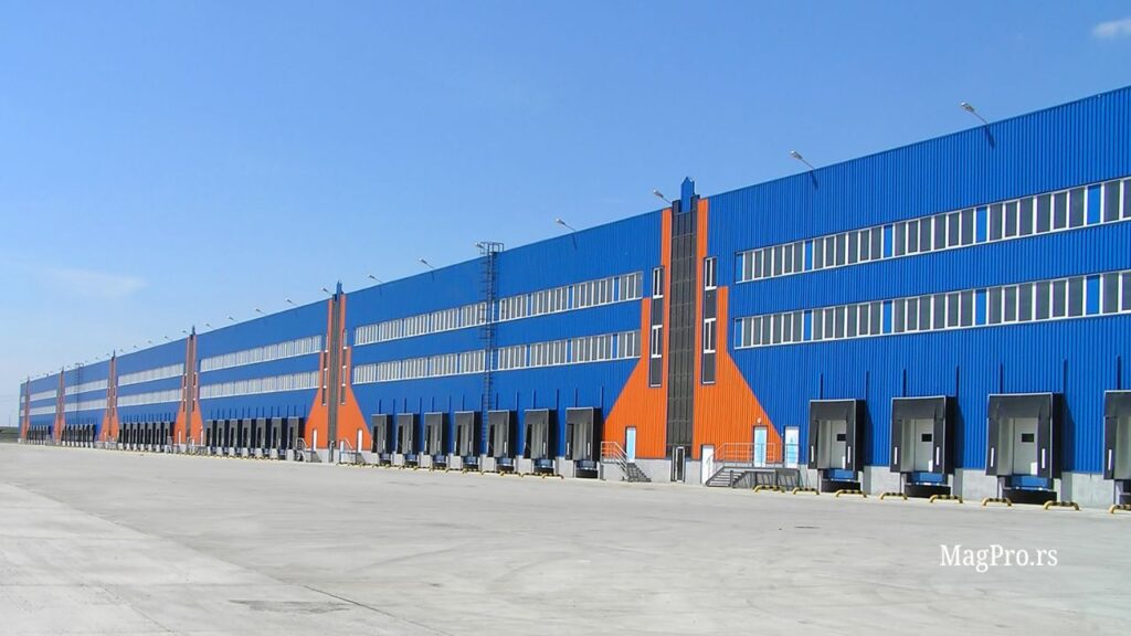 Moderna magacinska hala sa utovarnim dokovima, logistički centar – MagPro.rs