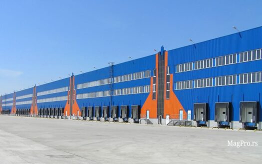 Moderna magacinska hala sa utovarnim dokovima, logistički centar – MagPro.rs