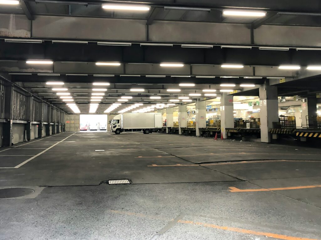 Prazan industrijski magacin sa visokim metalnim krovom i betonskim podom – primer za proračun potrebnih kvadrata