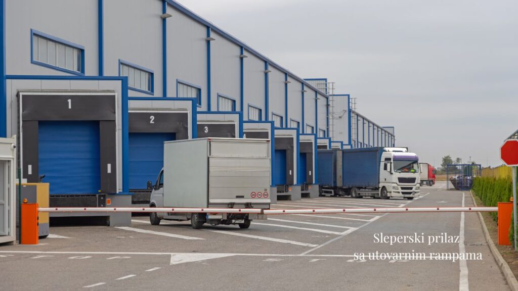kamioni na utovarnim rampama – moderno skladište i logistika 2025