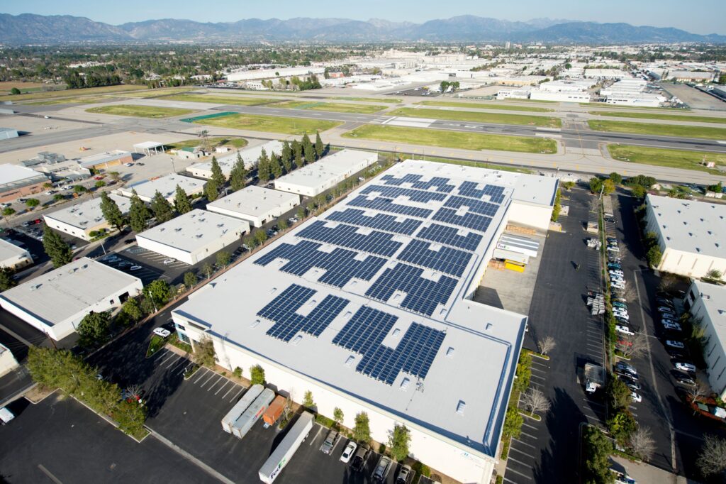 Solarni paneli na industrijskom objektu za energetsku efikasnost