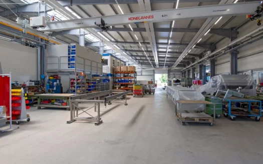 Industrijska hala sa proizvodnom infrastrukturom
