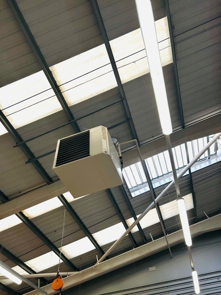 Gasni kalorifer za grejanje industrijskih hala montiran ispod plafona