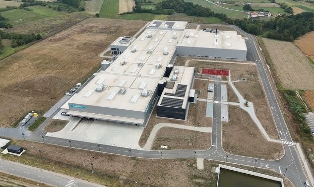 Izdavanje magacina u Valjevu – moderna industrijska hala sa prilazom za kamione i logističkom infrastrukturom
