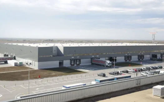 Magacin u Krnješevcima sa utovarnim rampama i kamionima za logistiku