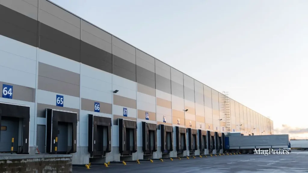 Izdavanje magacina Beograd — MagPro velika logistička hala sa numerisanim dokovima i šleperima