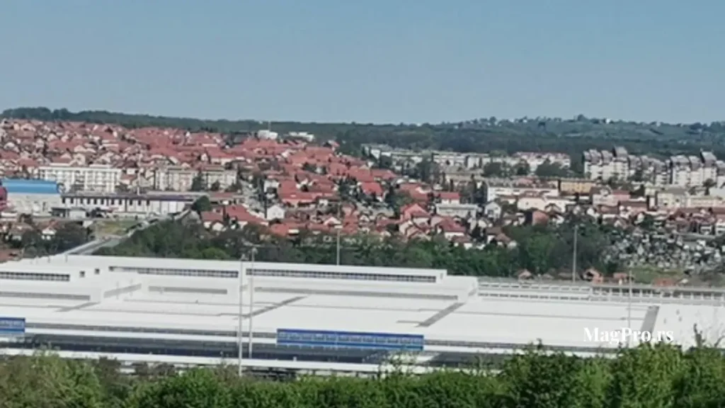 Magacin Kragujevac izdavanje — industrijska hala u prvom planu sa panoramom grada MagPro