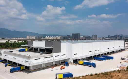 Logistički centar sa šleperskim pristupom i utovarnm rampama, pogled iz vazduha