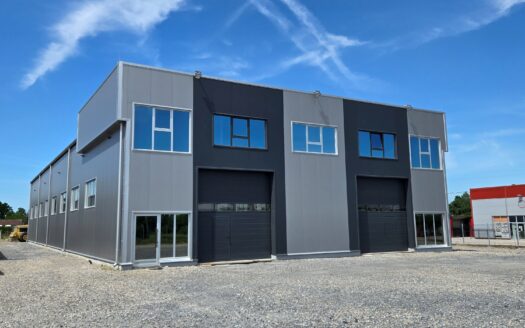 Kancelarije na spratu magacina u Ubu, 100 m²