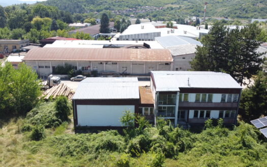 Upravna zgrada i industrijska hala u industrijskoj zoni Pirota, pogled dronom