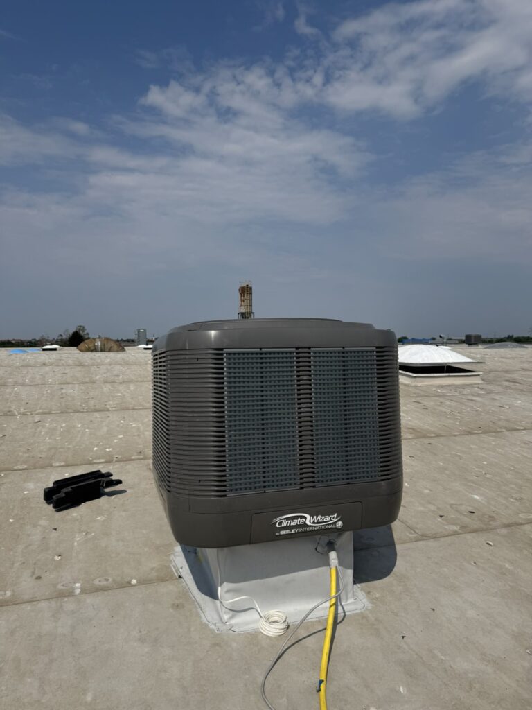 Uređaj Climate Wizard za indirektno evaporativno hlađenje na ravnom krovu hale