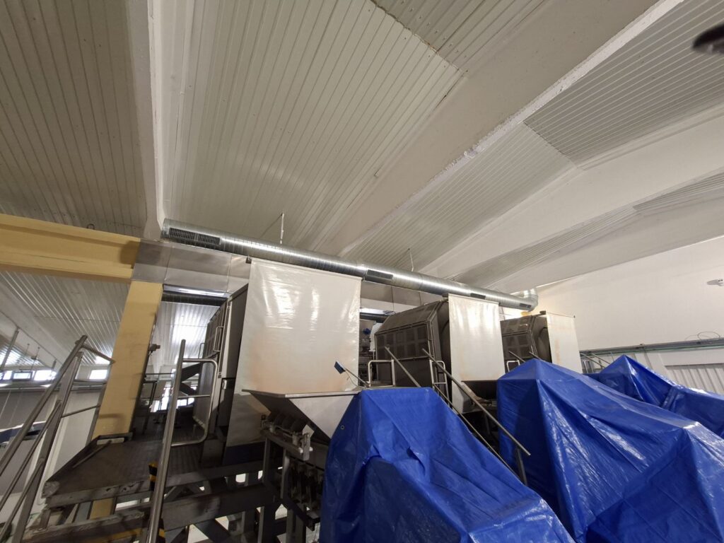 Distributivni kanal sa rešetkama iznad proizvodne zone u fabrici čipsa u Čačku